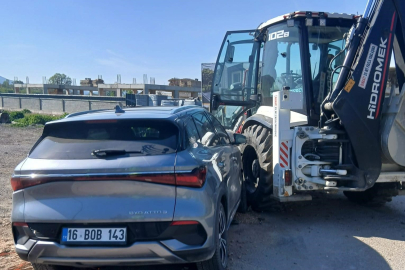 Kontrolden çıkan otomobil iş makinesine çarptı!