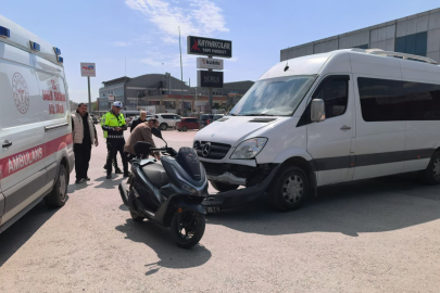 Minibüsle çarpışan motosiklette baba ve kızı yaralandı!