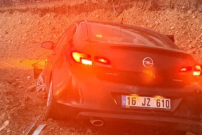 İnegöl’de feci kaza: Araç üstgeçit inşaatına girdi!