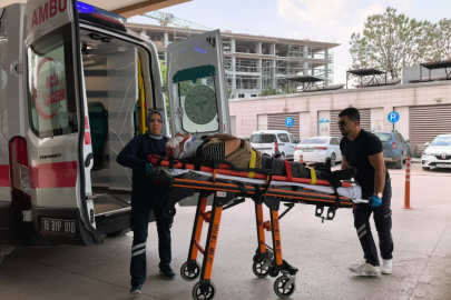 Servis minibüsü yaşlı adama çarptı!