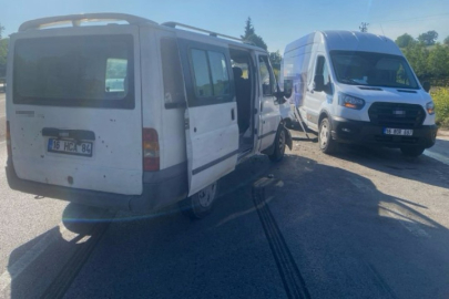 İnegöl’de minibüsler çarpıştı: 4 yaralı!