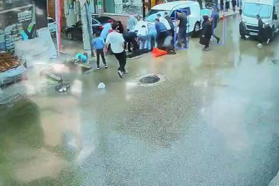Kamyonet yayaların arasına daldı!