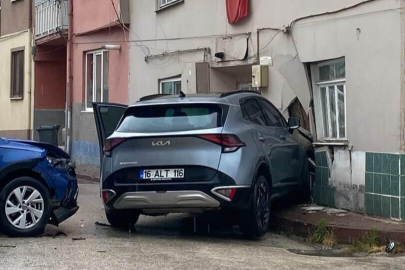 Otomobil ile çarpışan cip eve girdi!
