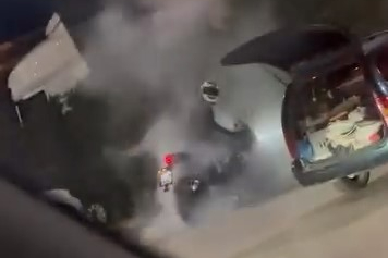 Petrol ofisinde motosikletliden tehlikeli hareketler!