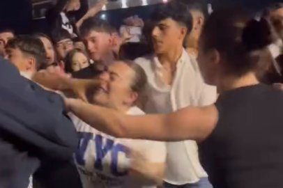 Konserde tekme ve yumruklar havada uçuştu!
