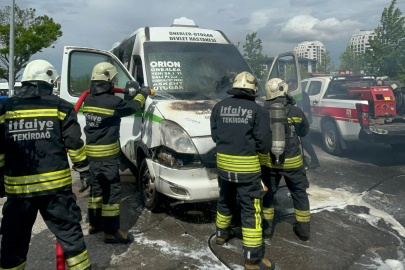 Minibüsün dumanına yakınırken yangına yakalandılar!