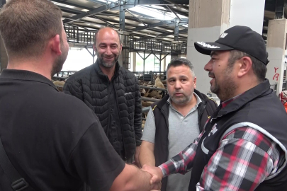Kurban pazarında güldüren anlar… Mali polis çetin pazarlığa dahil oldu!