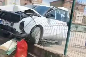 Kontrolden çıkan otomobil okul duvarına girdi!