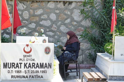 Şehitlikte hüzünlü bayramlaşma!