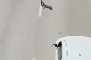 Canını hiçe sayarak akan trafikte böyle yürüdü