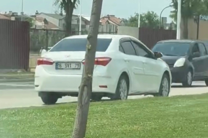 Bursa'da ters şeritten giden otomobil, trafiği böyle kilitledi