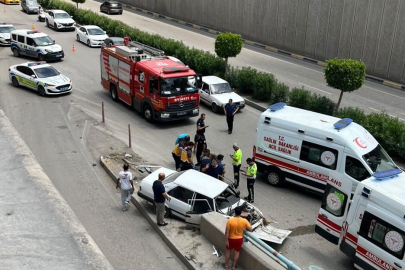 Hatay'da hurdaya dönen Tofaş'taki 3 kişi yaralandı