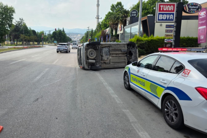 Bursa'da kaldırıma çarpan araç takla attı!