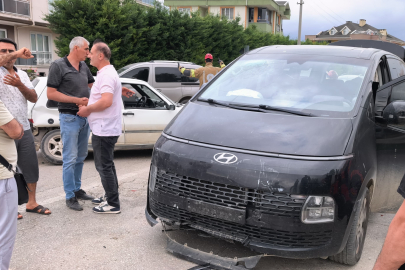 Bursa’da minibüs ile otomobil çarpıştı: 9 yaralı