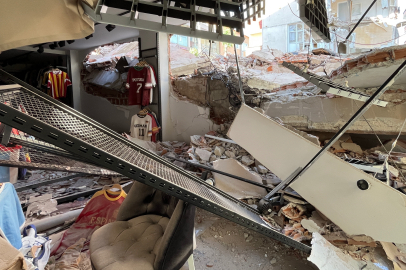 İstanbul Güngören’de yıkım sırasında çöken bina, bitişiğindeki 2 binaya zarar verdi