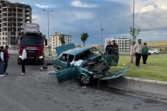 Kayseri'de refüje çıkan otomobil hurdaya döndü: 1’i ağır 4 yaralı