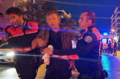Öfkeli baba, kızını rahatsız eden gencin kulağını kesti: 1'i polis 2 yaralı