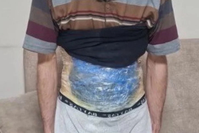 Vücuduna bantladığı yarım kilo esrarla yakalandı!