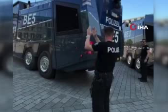 Berlin’de polis TOMA’larla halkı serinletti