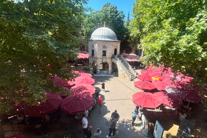 Bursa'da 530 yıllık tarihi Kozahan'da masa sandalyeler yeniden açıldı