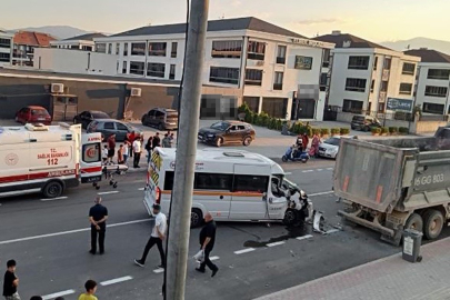Bursa'da kamyona arkadan çarpan servisin sürücü ağır yaralı