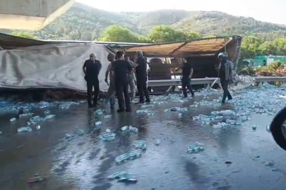 Bursa'da su yüklü tır hızlı tren köprüsü ayağına çarptı!
