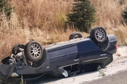 Bilecik'te otomobil su kanalına devrildi