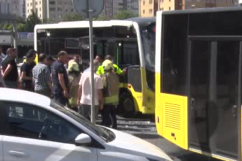 İstanbul Beylikdüzü'nde 2 İETT Özel Halk Otobüsü çarpıştı: 2 yaralı