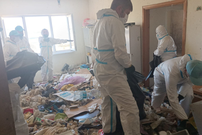 Bursa'da evden 28 ton çöp çıkarıldı!