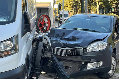 Bursa'da feci kaza! Motosikletli iki araç arasında sıkıştı