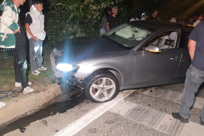Bursa'da kazadan kaçarken orta refüje çıkıp ağaca çarptı