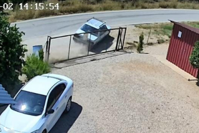 Adana'da takla atan otomobil güvenlik kamerasına yansıdı: Aynı aileden 2 kişi yaralandı, 3 çocuk kurtuldu