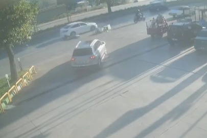 Bursa'da direksiyon hakimiyetini kaybeden motosiklet otomobile çarptı