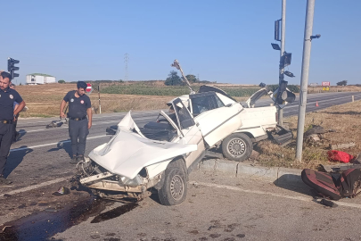 Tekirdağ'da ikiye bölünen otomobilden sağ çıktı