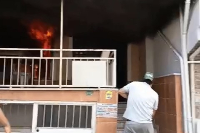 Bursa'da 4 katlı evin giriş katında yangın!
