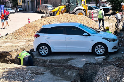 Bursa'da araç sahibine ulaşılamayınca otomobilin etrafını kazdılar!