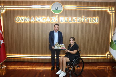 Bursa Osmangazi’nin başarılı pilotu kupayı başkan Aydın’la paylaştı