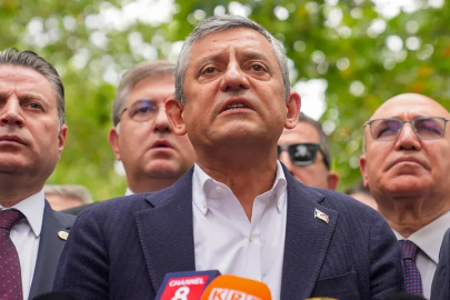 Özgür Özel'den 'çerçeve yasa' çıkışı: "Özensiz ve kötü! İmza atma gibi bir çabamız yok"