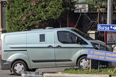 Bursa'da zırhlı banka aracı elektrik direğine çarptı