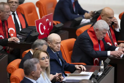 Meclis'te soğuk rüzgarlar! Yan yana oturdular ama tokalaşmadılar