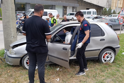 Bursa'da kontrolden çıkan otomobil beton direğe çarptı!
