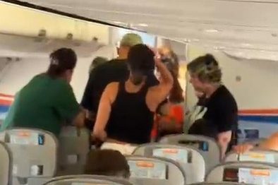 Antalya Havalimanı'nda yolcular uçakta saatlerce bekledi, bagaj krizi yaşadı