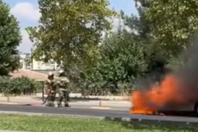 Diyarbakır'da park halindeki otomobil alevlere teslim oldu