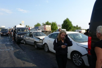 6 aracın birbirine girdiği kazada korkunç iddia! Çok sayıda yaralı var