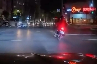 Bursa'da kırmızı ışıkta geçen otomobil motosiklete çarptı