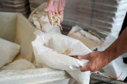 Mersin'de un fabrikasında şoke eden görüntü: 30 ton böceklenmiş bozuk un ele geçirildi
