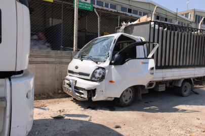 Bursa'da duran kamyona çarpan kamyonet sürücüsü ağır yaralandı