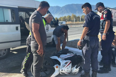 Bursa'da motosiklet kazası kamerada: 2 kişi yaralandı