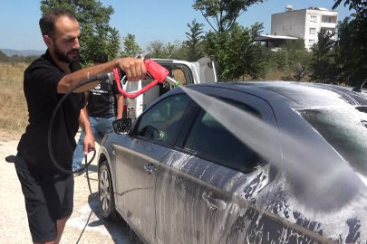 Bursa’da dikkat çeken 'iyilik' serisi! Kirli araçları habersiz ve ücretsiz yıkıyor