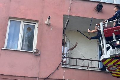 Bursa'da hastaneye yatmamak için polise bıçak çekip direndi..